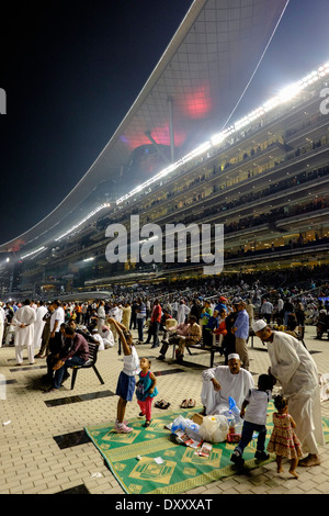 Zuschauer beim Dubai World Cup Pferderennen Meisterschaft in Meydan Racecourse in Dubai Vereinigte Arabische Emirate Stockfoto