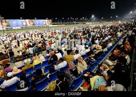 Zuschauer beim Dubai World Cup Pferderennen Meisterschaft in Meydan Racecourse in Dubai Vereinigte Arabische Emirate Stockfoto