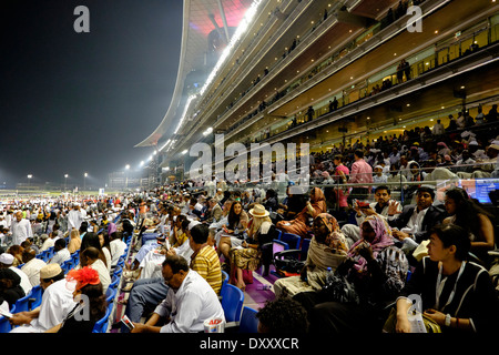 Beschäftigt Tribüne beim Dubai World Cup Pferderennen Meisterschaft in Meydan Racecourse in Dubai Vereinigte Arabische Emirate Stockfoto