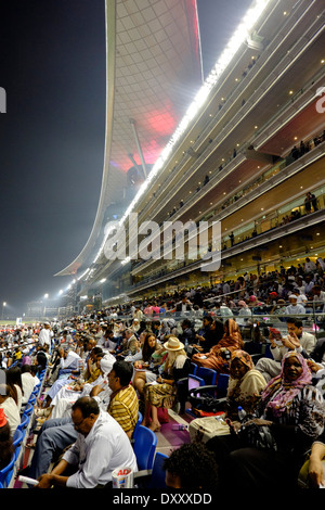 Beschäftigt Tribüne beim Dubai World Cup Pferderennen Meisterschaft in Meydan Racecourse in Dubai Vereinigte Arabische Emirate Stockfoto