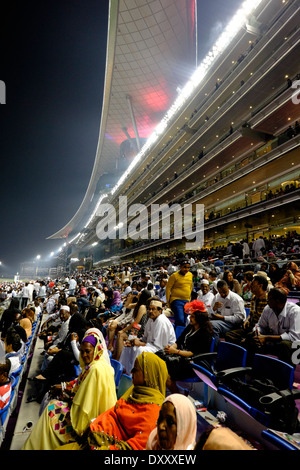 Beschäftigt Tribüne beim Dubai World Cup Pferderennen Meisterschaft in Meydan Racecourse in Dubai Vereinigte Arabische Emirate Stockfoto