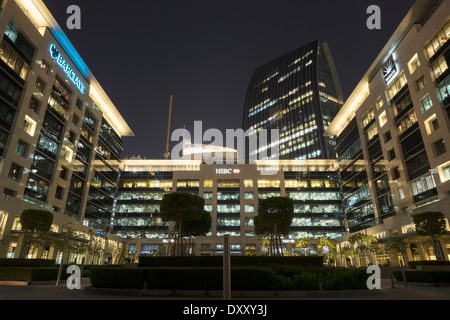 Nachtansicht der HSBC und Barclays Bank Hauptquartier Emaar Square in Dubai Vereinigte Arabische Emirate Stockfoto