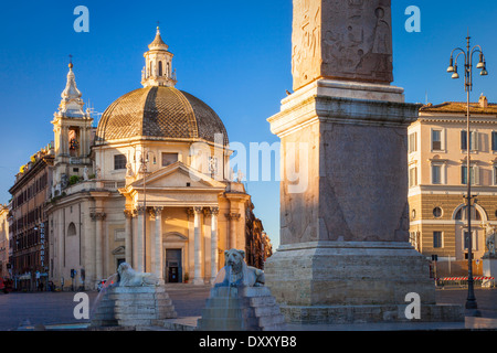 Am frühen Morgen auf der Piazza del Popolo mit der Chiesa di Santa Maria dei Miracoli, Rom, Latium, Italien Stockfoto