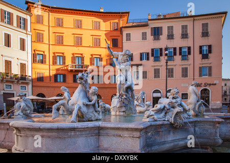 Am frühen Morgen in Piazza Navona - der Neptun-Brunnen, Rom, Latium, Italien Stockfoto