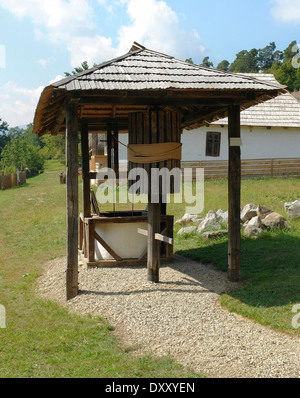 idyllische Landschaft, die auch eine historische Quelle in Rumänien Stockfoto