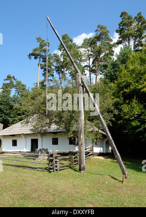 idyllische Landschaft, die auch eine historische Quelle in Rumänien Stockfoto
