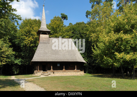 idyllische Landschaft, die auch einer kleinen Kapelle in Rumänien Stockfoto
