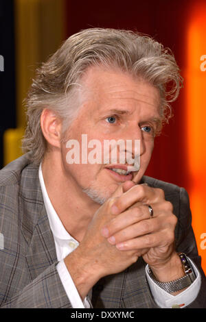 Berlin, Deutschland. 31. März 2014. Deutscher Schriftsteller Frank Schaetzing (Der Schwarm, Breaking News) ist während der Aufnahme die RBB-Talkshow "Thadeusz" in Berlin, Deutschland, 31. März 2014 abgebildet. Die Show wird am 1. April 2014 übertragen. Foto: Karlheinz Schindler/Dpa/Alamy Live News Stockfoto