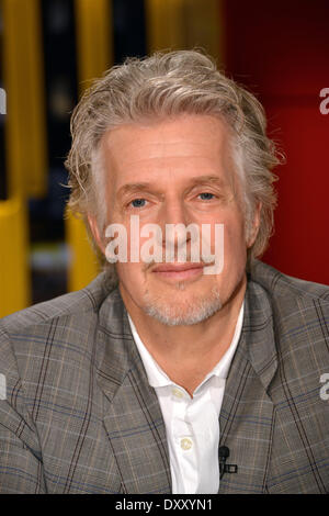 Berlin, Deutschland. 31. März 2014. Deutscher Schriftsteller Frank Schaetzing (Der Schwarm, Breaking News) ist während der Aufnahme die RBB-Talkshow "Thadeusz" in Berlin, Deutschland, 31. März 2014 abgebildet. Die Show wird am 1. April 2014 übertragen. Foto: Karlheinz Schindler/Dpa/Alamy Live News Stockfoto