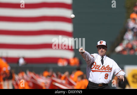 Baltimore, MD, USA. 31. März 2014. Admiral James A. Winnefeld, Jr., der stellvertretende Vorsitzende der Joint Chiefs Of Staff, wirft die erste Seillänge vor dem Spiel. Boston Red Sox gegen Baltimore Orioles an Oriole Park at Camden Yards in Baltimore, Maryland. Foto: Mike Buscher/Cal Sport Media/Alamy Live-Nachrichten Stockfoto