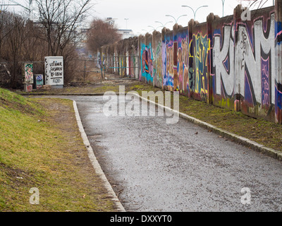 Die Rückseite der Lärm Barriere Wand, ein guter Platz für bunte Graffiti von Fußgängern auf dem Fußweg in Oslo gesehen werden Stockfoto