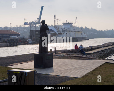 Moss, Norwegen, der Norwegisch-Lady von Ørnulf Bast Blick auf Auto Fährhafen mit Bastøy-Fähre, die den Oslo-Fjord überquert Stockfoto