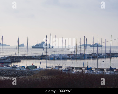 Autofähren überqueren den Oslofjord an einem dunstigen Morgen in der Nähe von Moss, Norwegen Stockfoto