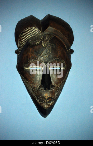 Traditionellen geschnitzten afrikanischen Tribal Holzmaske auf blauem Hintergrund auf dem Display in der Hotelbar bei Riu Touareg Kapverdische Inseln Stockfoto