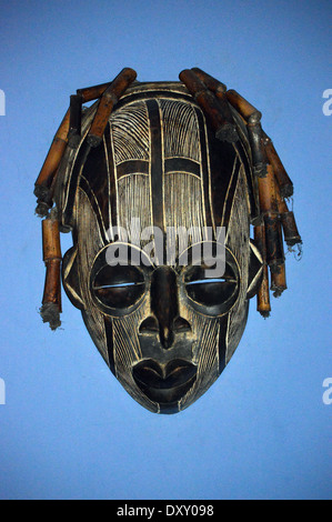 Traditionellen geschnitzten afrikanischen Tribal Holzmaske auf blauem Hintergrund auf dem Display in der Hotelbar bei Riu Touareg Kapverdische Inseln Stockfoto