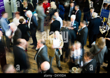 Draufsicht der Unternehmerinnen und informelle Gespräche während der Kaffeepause auf einer Konferenz Netzwerkveranstaltung UK - slow-Shutter Speed Motion blur unscharfe Zahlen Stockfoto