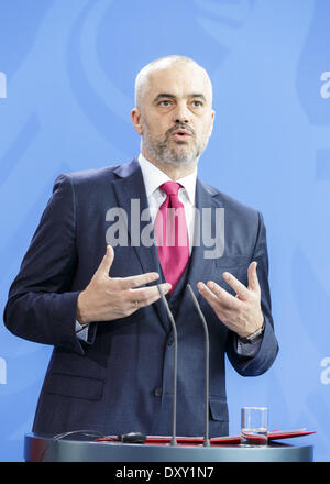 Berlin, Deutschland. 1. April 2014. Bundeskanzlerin Angela Merkel und der Ministerpräsident der Republik Albanien Herr Edi Rama an der Kanzlers auf Pressekonferenz in Berlin am 1. April 2014. / Bild: Herr Edi Rama, Premierminister der Republik Albanien. Bildnachweis: Reynaldo Paganelli/NurPhoto/ZUMAPRESS.com/Alamy Live-Nachrichten Stockfoto