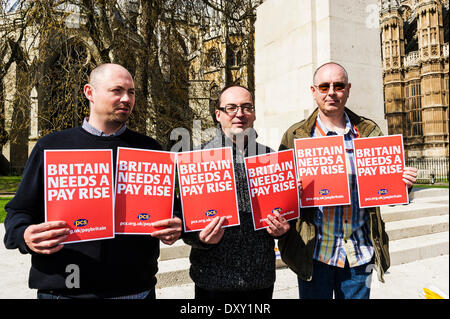 London, Großbritannien. 1. April 2014. Mitglieder der Gewerkschaft PCS Holding Zeichen fordern eine Gehaltserhöhung als Teil der gemeinsamen Demonstration von bewährungshelfern und Prozesskostenhilfe Solicitors. Fotograf: Gordon Scammell/Alamy leben Nachrichten Stockfoto