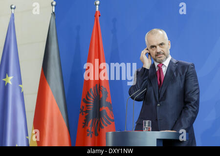 Berlin, Deutschland. 1. April 2014. Bundeskanzlerin Angela Merkel und der Ministerpräsident der Republik Albanien Herr Edi Rama an der Kanzlers auf Pressekonferenz in Berlin am 1. April 2014. / Bild: Herr Edi Rama, Premierminister der Republik Albanien. Bildnachweis: Reynaldo Paganelli/NurPhoto/ZUMAPRESS.com/Alamy Live-Nachrichten Stockfoto