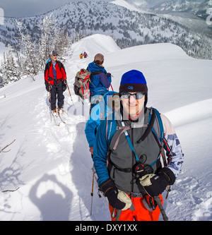Backcountry Skifahrer verwenden synthetische Felle auf Skiern zu klettern, Beihilfen North Cascade Mountains, Washington, USA Stockfoto