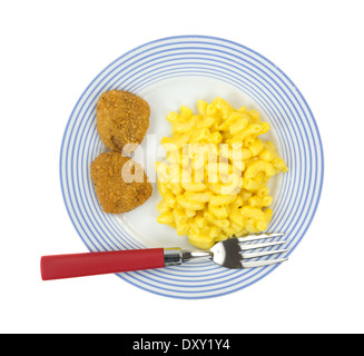 Draufsicht auf eine Mahlzeit aus Makkaroni und Käse mit zwei Hähnchen-Nuggets auf einem blau gestreiften Teller mit einem roten behandelt Gabel. Stockfoto