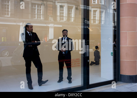 Kunst Galerie Personal Stand im Fenster mit einer knienden Hitler genannt La Fine di Dio von Maurizio Cattelan. Stockfoto