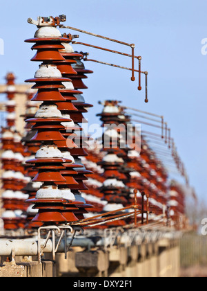 Hochspannung elektrische Isolatoren (Detail) in einem geschlossenen Kraftwerk Stockfoto