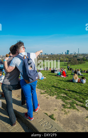 Menschen mit Blick über London von Primrose Hill. London Stockfoto