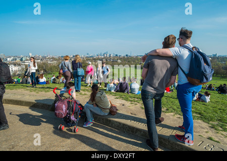 Menschen mit Blick über London von Primrose Hill. London Stockfoto