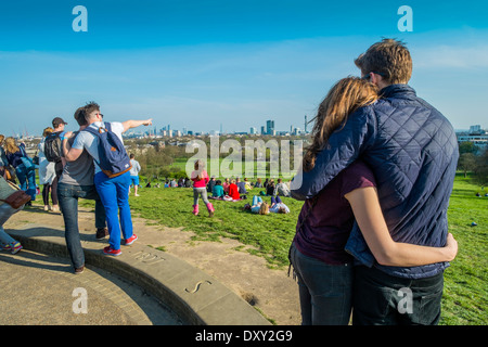 Menschen mit Blick über London von Primrose Hill. London Stockfoto