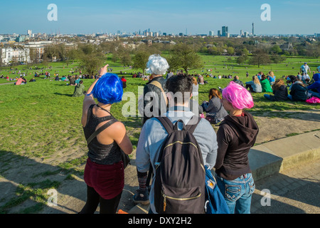 Menschen mit Colouful Perücken Blick über London von Primrose Hill. London, UK Stockfoto