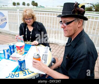 New Orleans, LA, USA. 11. Januar 2012. 29. März 2014: Hüte und High Fashion mit Flair Karneval standen im Mittelpunkt am Louisiana Derby-Tag an der Rennstrecke Fairgrounds in New Orleans, Louisiana Scott Serio/ESW/CSM/Alamy Live-Nachrichten Stockfoto
