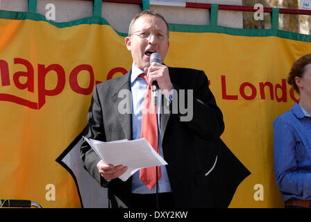 Andy Schlachtung MP (Labour-Mitglied Hammersmith und Schatten Justizminister [2014]) in London Protest gegen Kürzungen bei Prozesskostenhilfe und die Privatisierung der Bewährungshilfe Dienstleistung gegenüber der Houses of Parliament, Westminster. 1. April 2014 Stockfoto