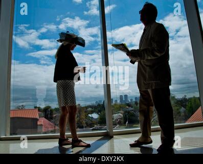 New Orleans, LA, USA. 11. Januar 2012. 29. März 2014: Hüte und High Fashion mit Flair Karneval standen im Mittelpunkt am Louisiana Derby-Tag an der Rennstrecke Fairgrounds in New Orleans, Louisiana Scott Serio/ESW/CSM/Alamy Live-Nachrichten Stockfoto