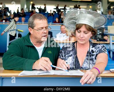 New Orleans, LA, USA. 11. Januar 2012. 29. März 2014: Hüte und High Fashion mit Flair Karneval standen im Mittelpunkt am Louisiana Derby-Tag an der Rennstrecke Fairgrounds in New Orleans, Louisiana Scott Serio/ESW/CSM/Alamy Live-Nachrichten Stockfoto