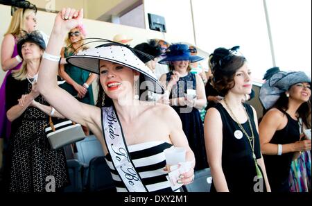 New Orleans, LA, USA. 11. Januar 2012. 29. März 2014: Hüte und High Fashion mit Flair Karneval standen im Mittelpunkt am Louisiana Derby-Tag an der Rennstrecke Fairgrounds in New Orleans, Louisiana Scott Serio/ESW/CSM/Alamy Live-Nachrichten Stockfoto
