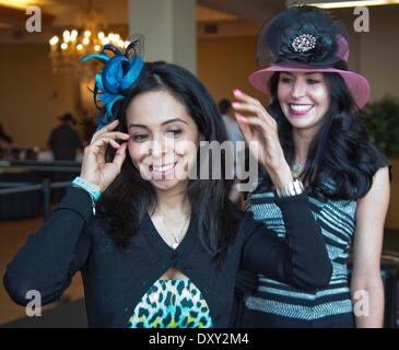 New Orleans, LA, USA. 11. Januar 2012. 29. März 2014: Hüte und High Fashion mit Flair Karneval standen im Mittelpunkt am Louisiana Derby-Tag an der Rennstrecke Fairgrounds in New Orleans, Louisiana Scott Serio/ESW/CSM/Alamy Live-Nachrichten Stockfoto