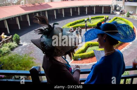 New Orleans, LA, USA. 11. Januar 2012. 29. März 2014: Hüte und High Fashion mit Flair Karneval standen im Mittelpunkt am Louisiana Derby-Tag an der Rennstrecke Fairgrounds in New Orleans, Louisiana Scott Serio/ESW/CSM/Alamy Live-Nachrichten Stockfoto