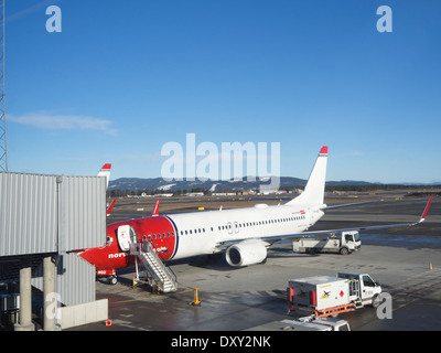 Norwegian Air Shuttle an der Pforte bereit für den Einsatz in Oslo Flughafen Gardermoen, Norwegen Stockfoto