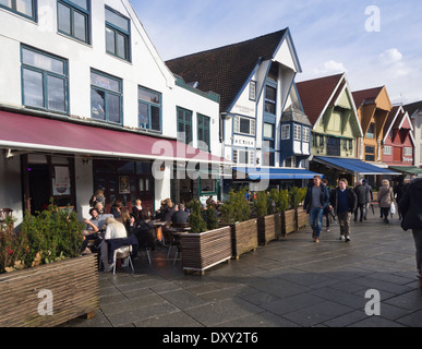 Draußen locken Restaurants in alten Lagerhäusern, Cafés und Bars immer wenn die Sonne bei einem Auftritt, Stavanger Norwegen setzt Stockfoto