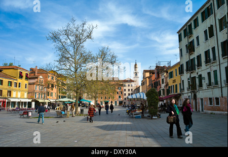 Campo Santa Margherita, Venedig, Italien, in Richtung der Kirche Turm der Chiesa di San Pantalone Martire Stockfoto