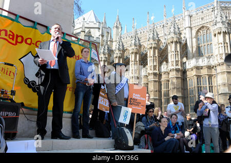 Andy Schlachtung MP (Labour-Mitglied Hammersmith und Schatten Justizminister [2014]) in London Protest gegen Kürzungen bei Prozesskostenhilfe und die Privatisierung der Bewährungshilfe Dienstleistung gegenüber der Houses of Parliament, Westminster. 1. April 2014. Stockfoto