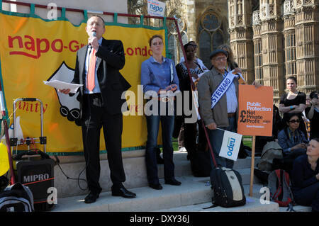 Andy Schlachtung MP (Labour-Mitglied Hammersmith und Schatten Justizminister [2014]) bei London Protest gegen Kürzungen bei Prozesskostenhilfe und die Privatisierung der Bewährungshilfe Dienstleistung gegenüber der Houses of Parliament, Westminster. 1. April 2014. Stockfoto