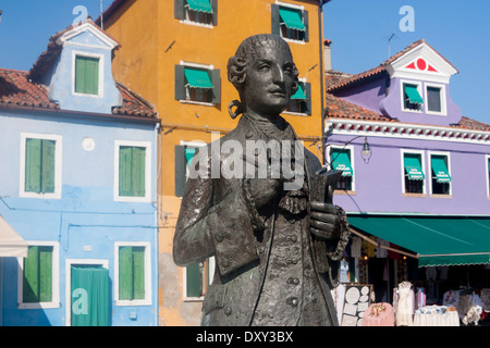 Statue des 18. Jahrhunderts italienischen Komponisten Baldassare Galuppi mit bunten Häusern hinter Burano Venedig Veneto Italien Stockfoto