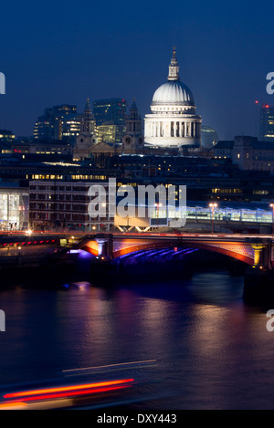 St. Pauls Kathedrale, Blackfriars Bridge, Themse und die Skyline der Stadt in der Nacht von Oxo Tower London England UK Stockfoto