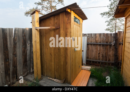 Hölzerne Toilette auf dem Hof durch das Haus in Hushir, Olchon, Baikalsee, Sibirien, Russland Stockfoto