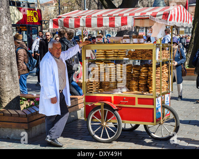 Straßenhändler verkaufen Simit (Sesam beschichtet Brotringe) im Sultanahmet-Park, Stadtteil Sultanahmet, Istanbul, Türkei Stockfoto