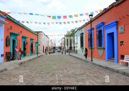 Bunte Häuser, die entlang einer gepflasterten Straße in Oaxaca, Mexiko Stockfoto