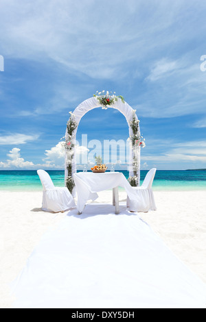 Schöne Hochzeit Bogen am tropischen Strand, niemand. Reisen-Hochzeit Stockfoto