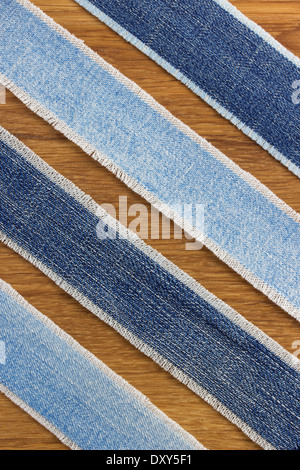 Jeans-Streifen im Holz Textur Hintergrund Stockfoto